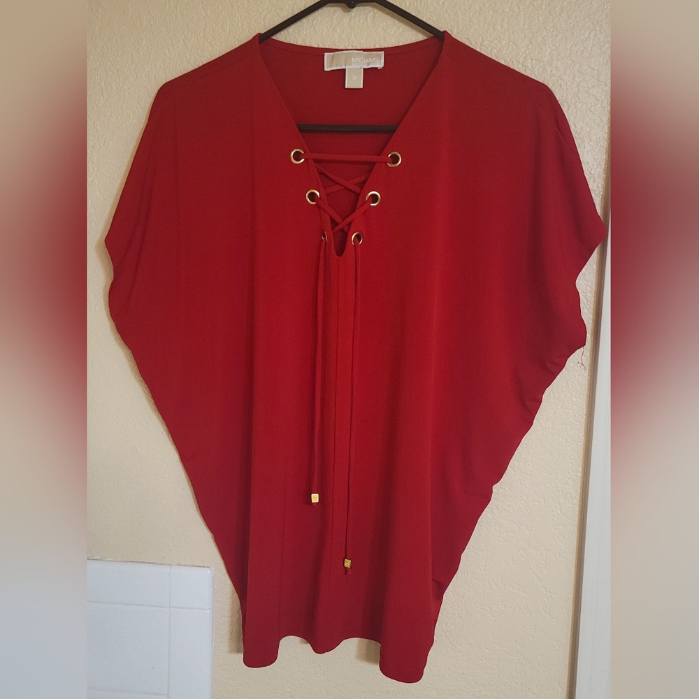 Michael Kors rd short sleeve top with tie in the front